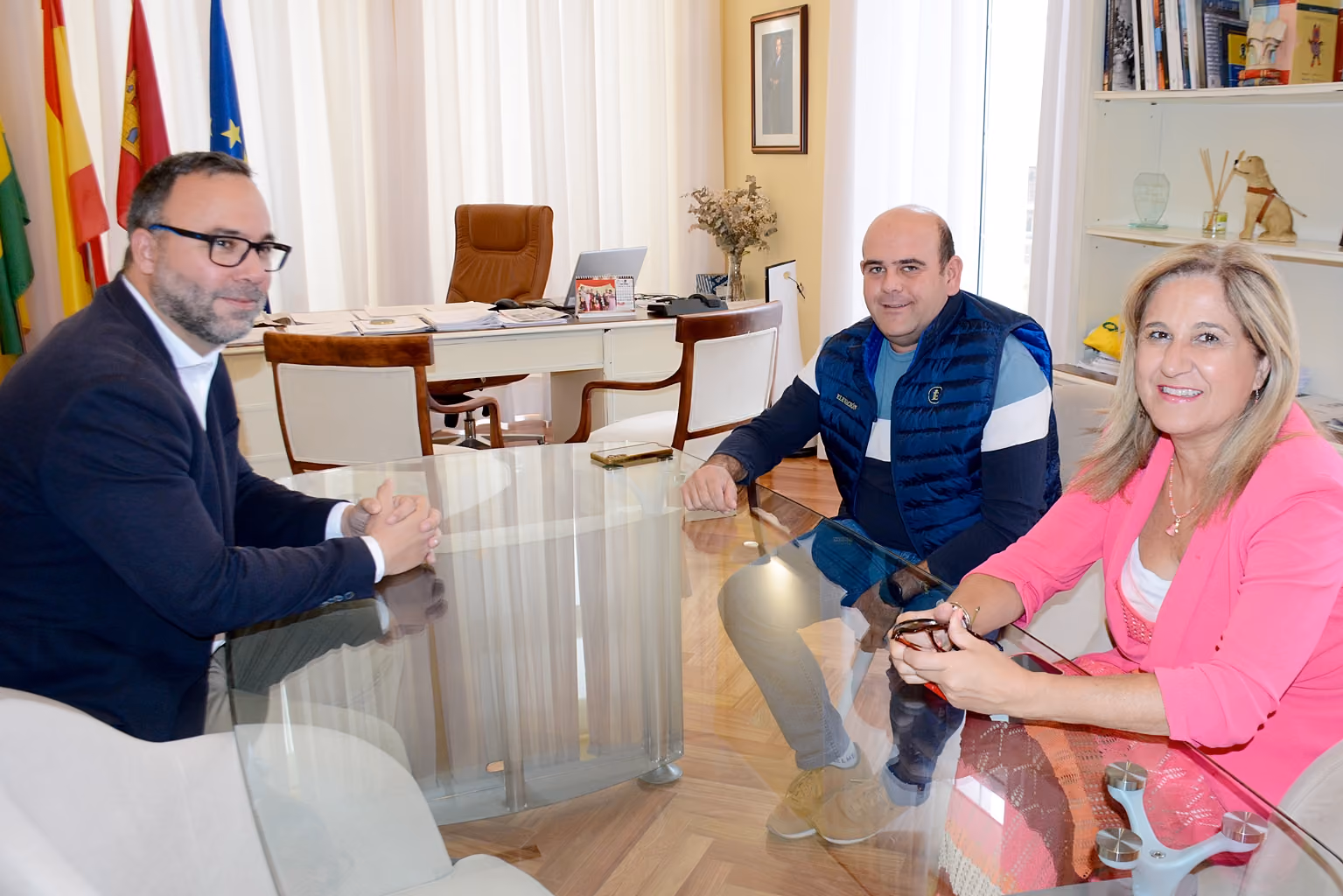 Javier Navarro y Eloísa Perales, con Manuel Ruiz, en el centro de la imagen