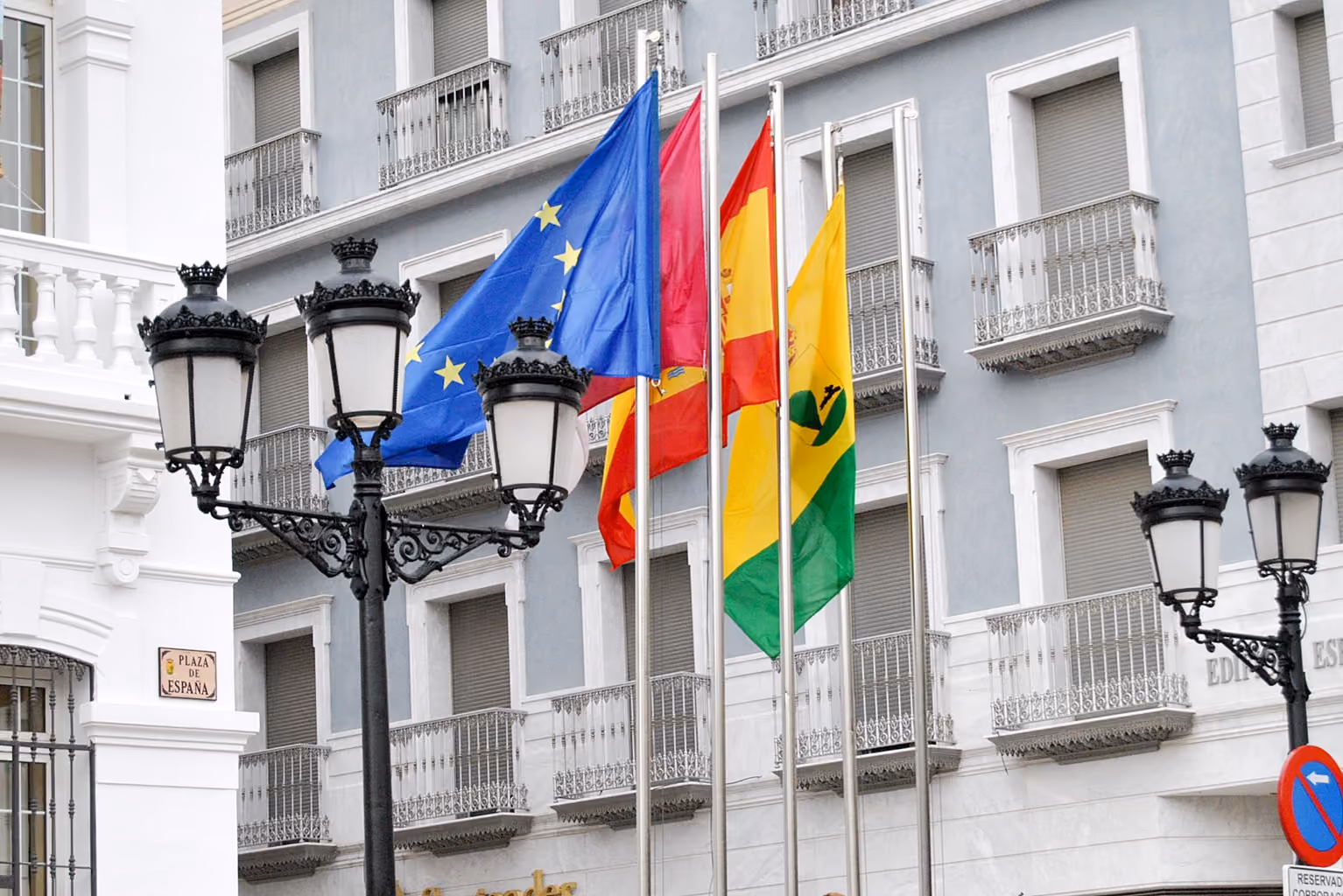 Imagen de las banderas institucionales del Ayuntamiento