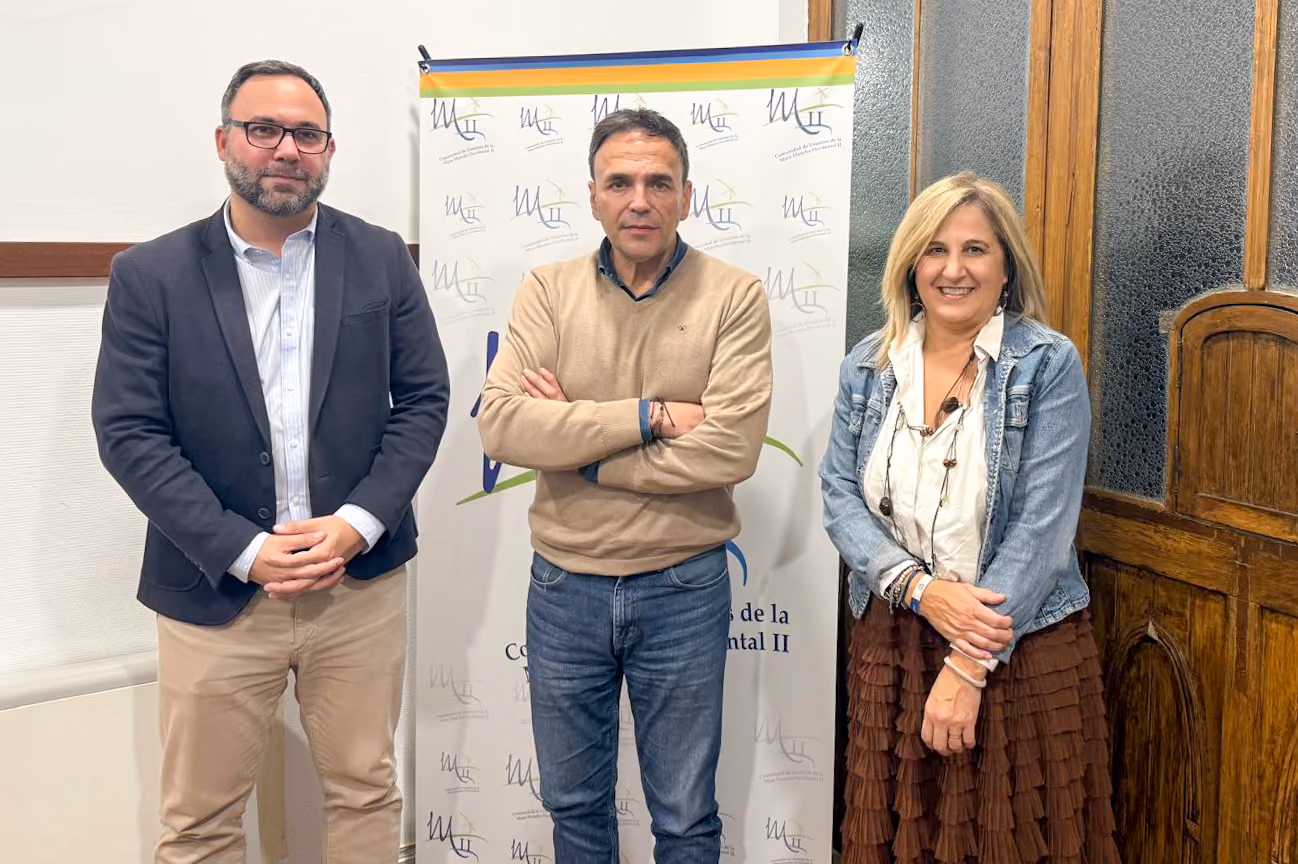Javier Navarro, José Joaquín Gómez y Eloisa Perales en la sede de la CUAS de Tomelloso