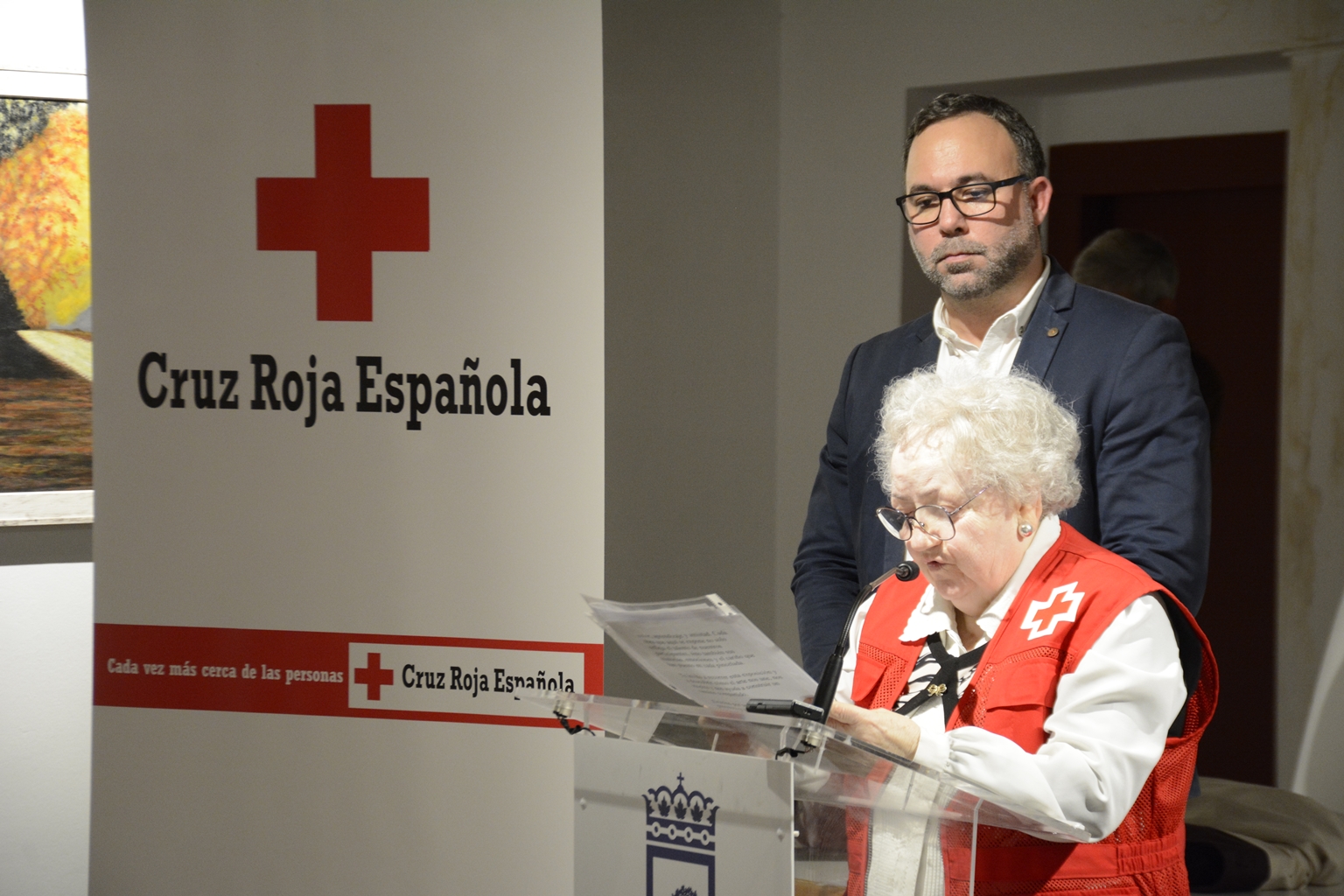 Manoli Jiménez y Javier Navarro, durante la inauguración de la muestra.