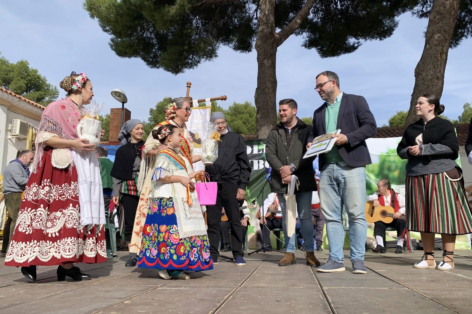 El alcalde entrega un obsequio a los grupos participantes en el IX Festival Folclórico Arremate Vendimia
