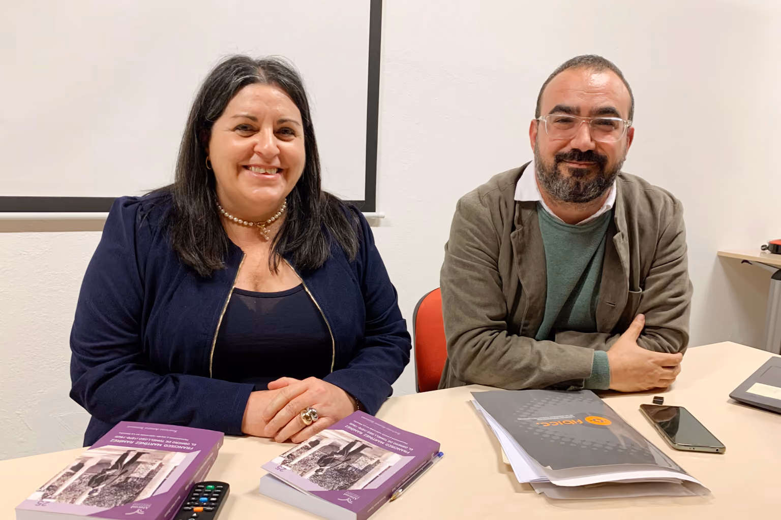 Inés Losa, concejala de Cultura junto al conferenciante, Santiago Arroyo
