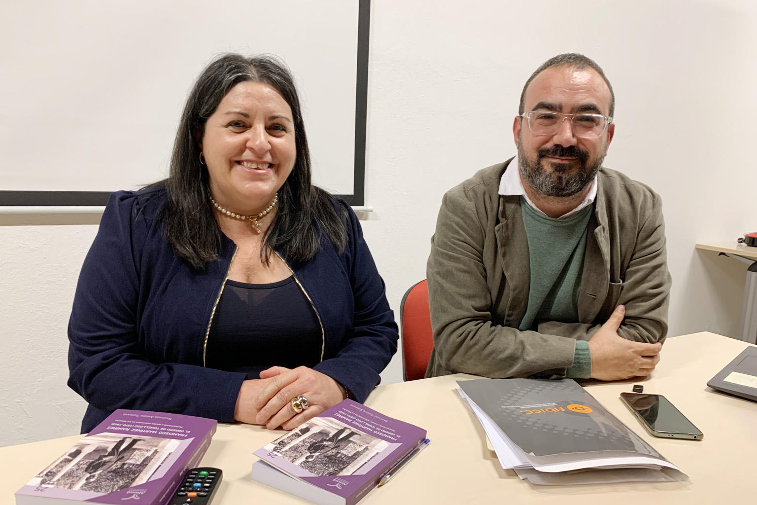 Inés Losa, concejala de Cultura junto al conferenciante, Santiago Arroyo