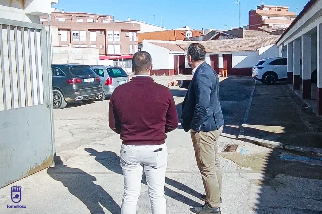 Javier Navarro visita el aparcamiento ubicado frente al Mercado de Abastos que va a ser renovado