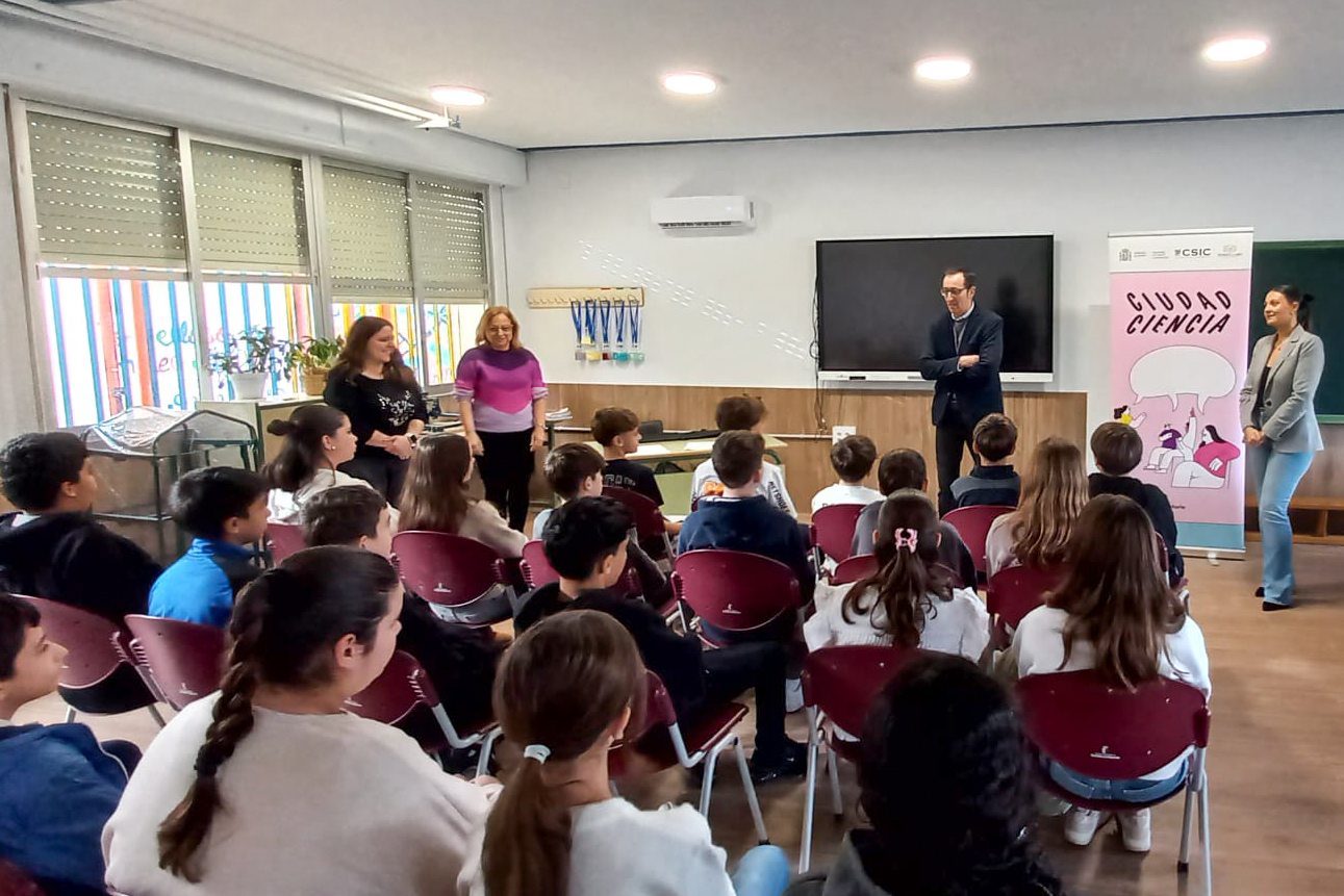 Antonio Calvo y Rocío Valentín con los alumnos del IES Airén