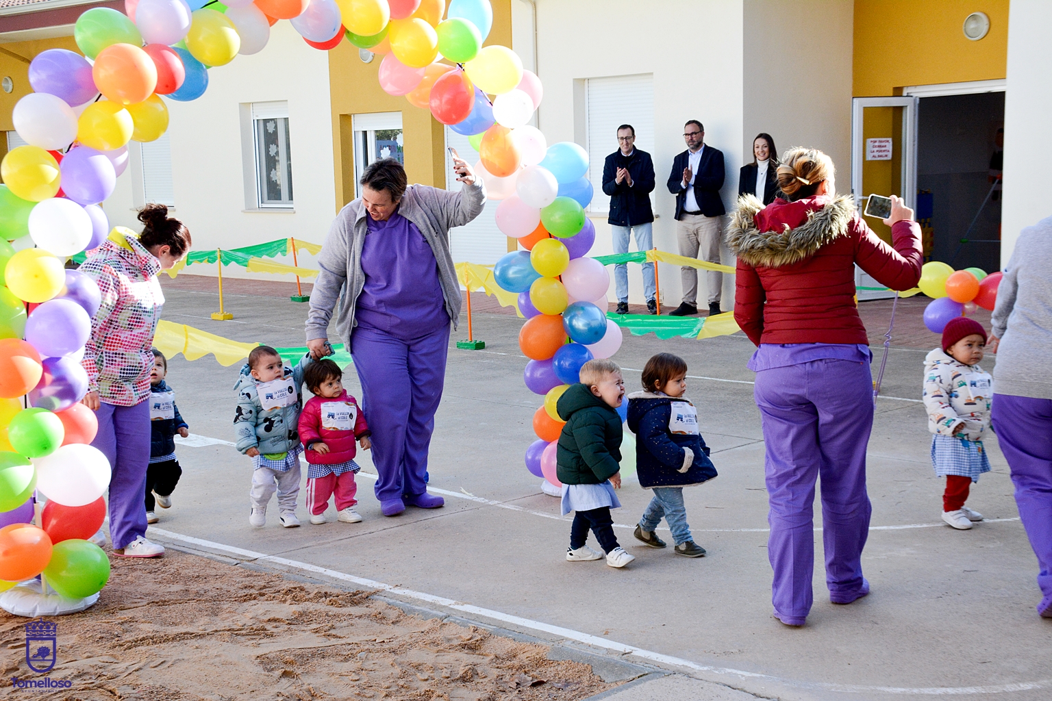 Línea de llegada del circuito habilitado en el patio del centro