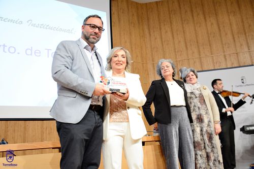 Javier Navarro recoge el premio del Ayuntamiento concedido por Puertas Abiertas