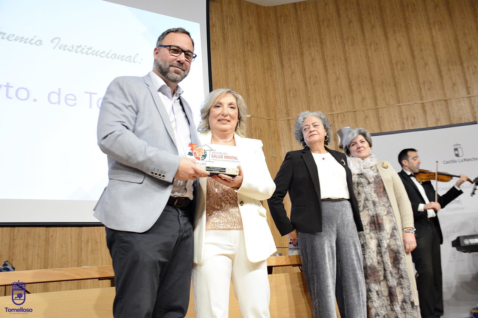Javier Navarro recoge el premio del Ayuntamiento concedido por Puertas Abiertas