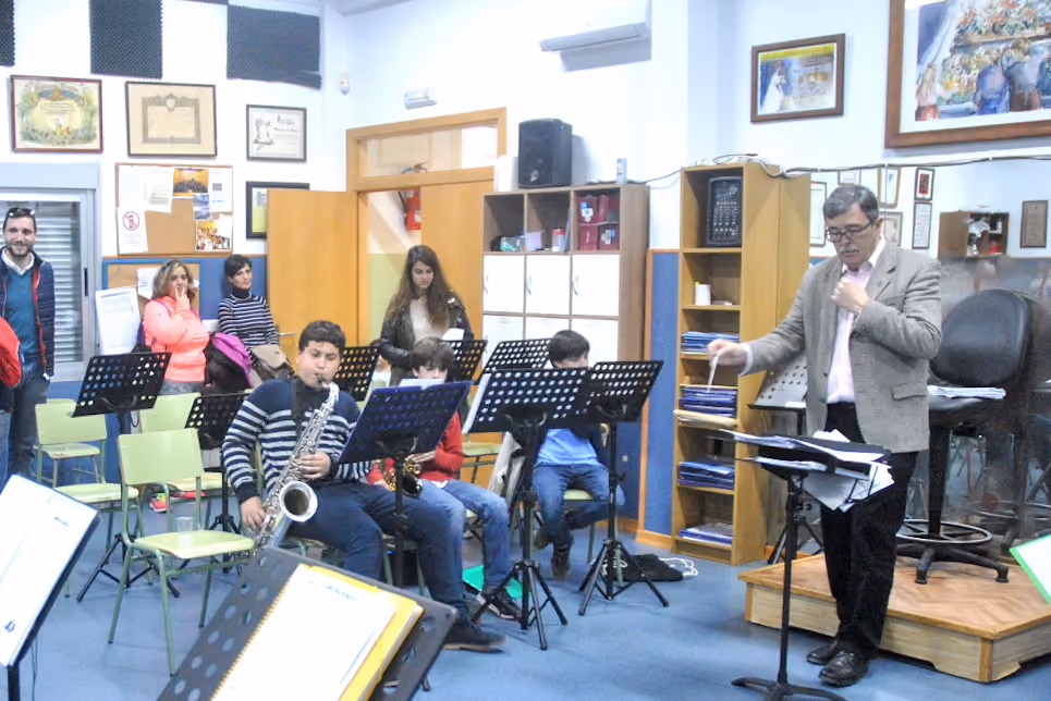 El profesor Luis Osuna dirigiendo una clase en el Conservatorio Municipal