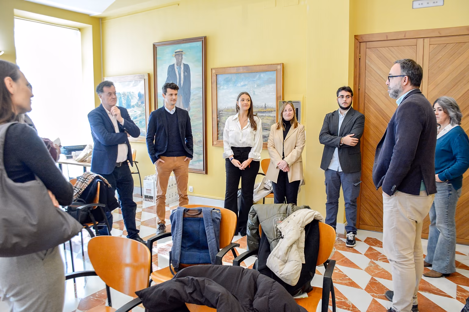 Periodistas y concejales en la sala Francisco Carretero del Ayuntamiento 