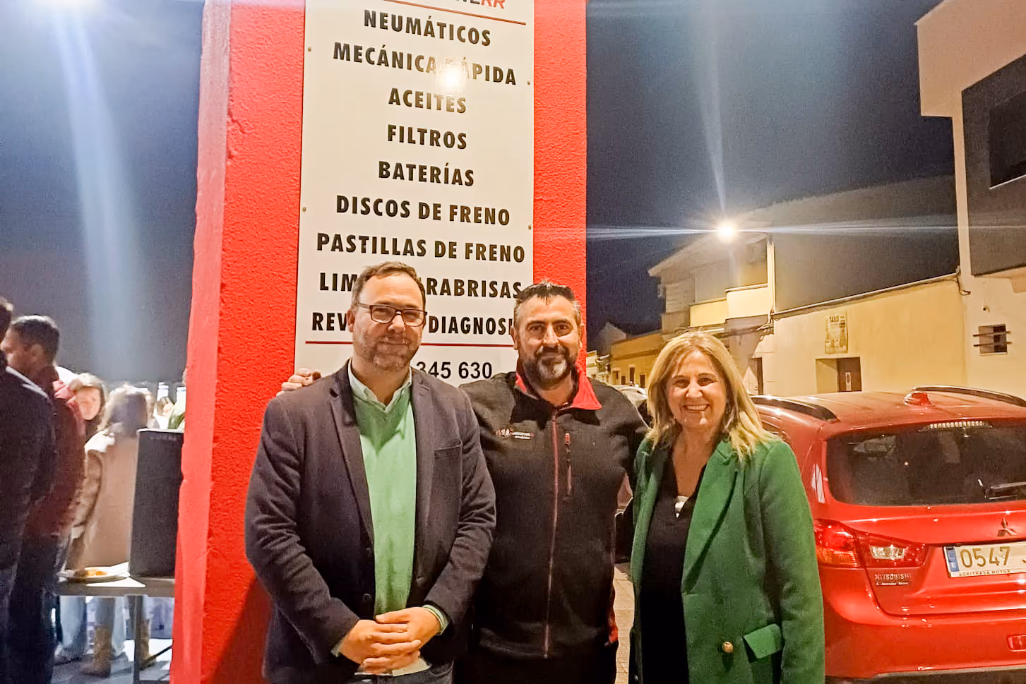 Javier Navarro y Eloísa Perales con Antonio Olmedo durante la inauguración de su taller.