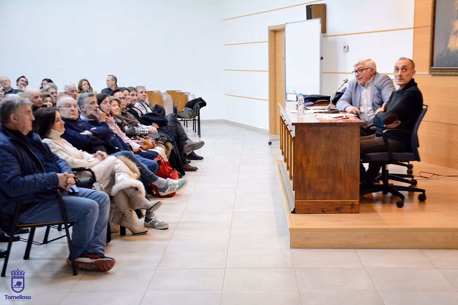 Escuedero y Segura, en el atril, durante la charla celebrada en el centro parroquial de la Asunción