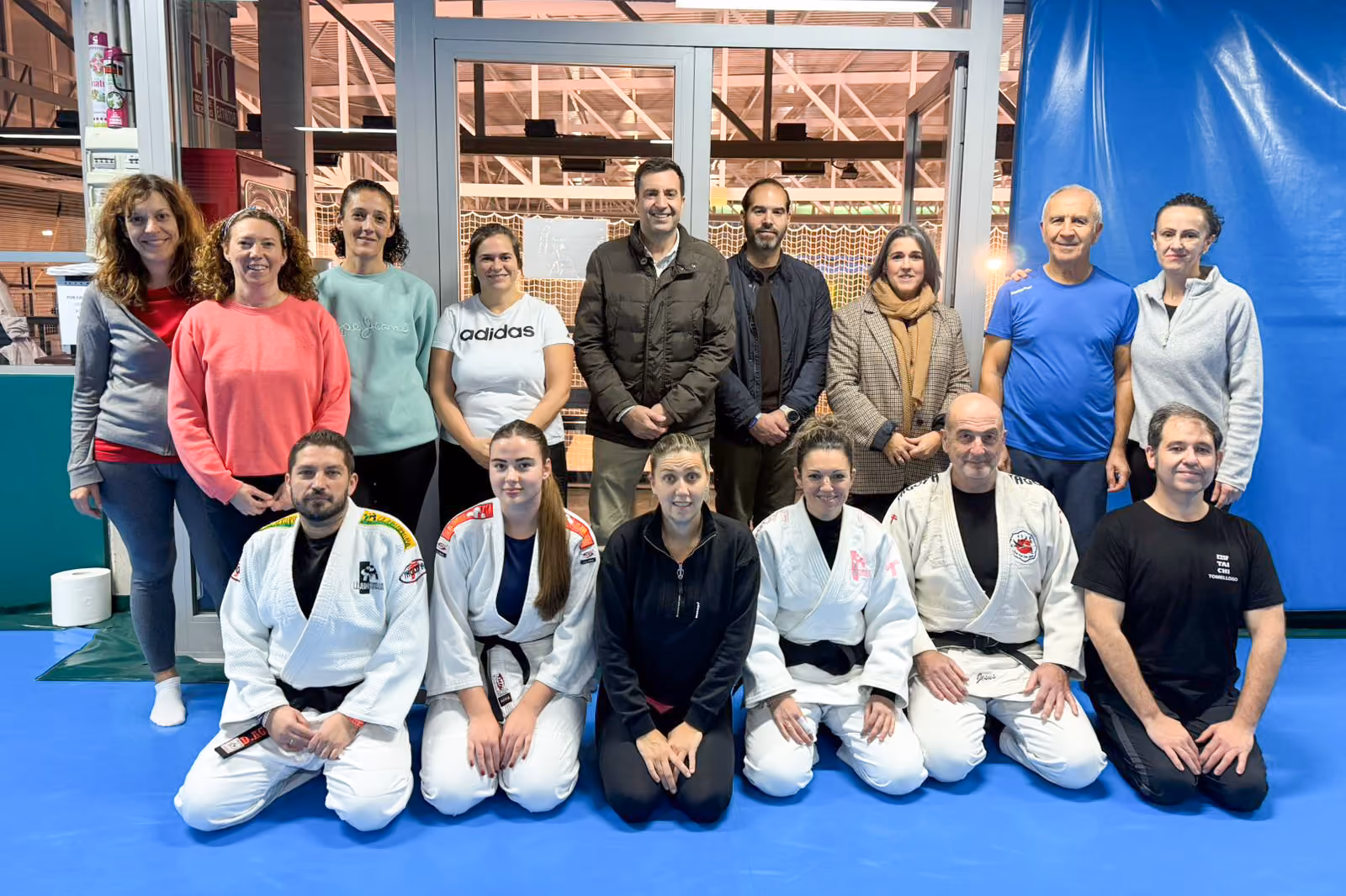 Monitores y participantes en el curso de defensa personal