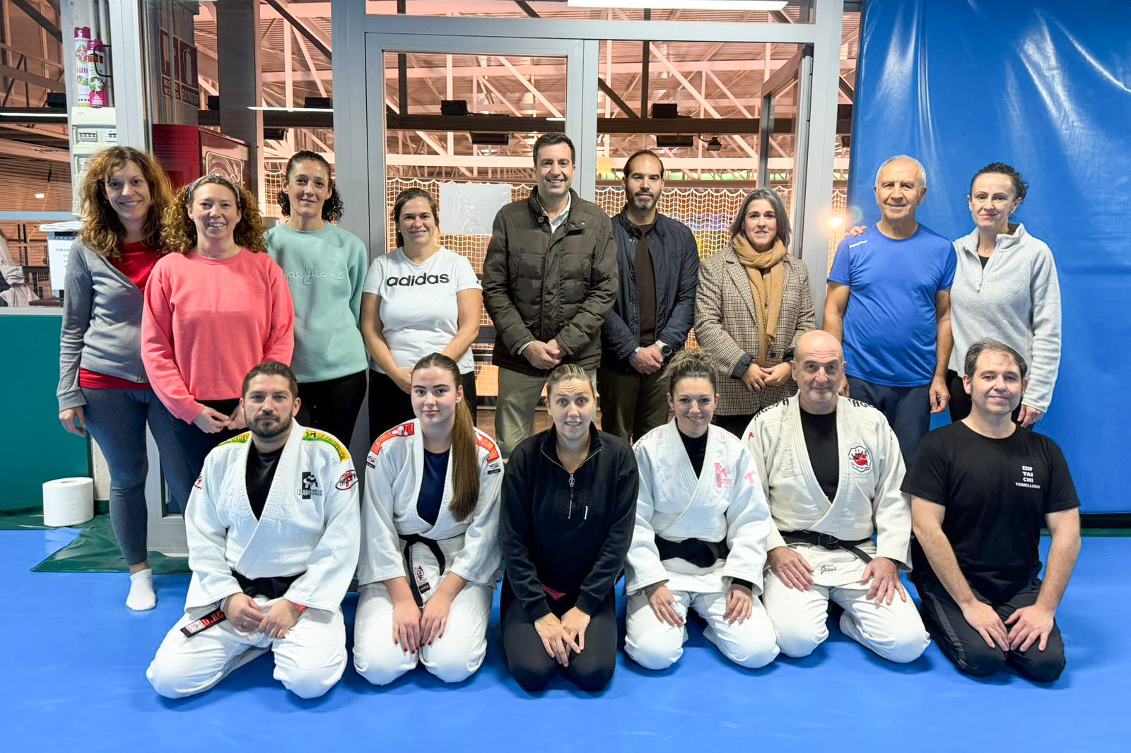 Monitores y participantes en el curso de defensa personal