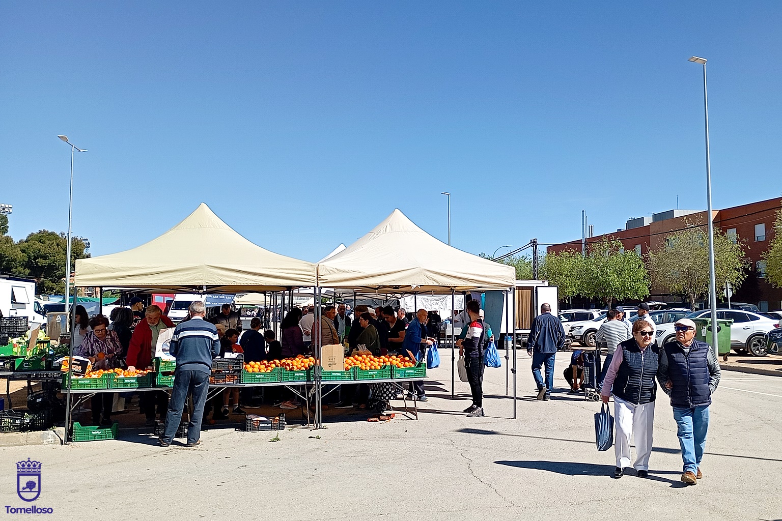 Vista parcial del mercadillo desde la entrada del aparcamiento