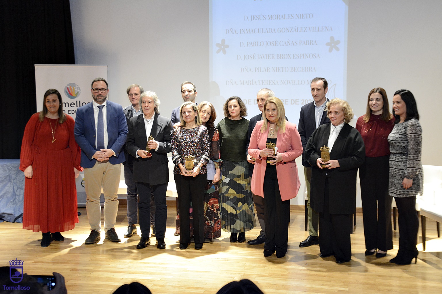 Imagen de grupo con los homenajeados y participantes en el acto