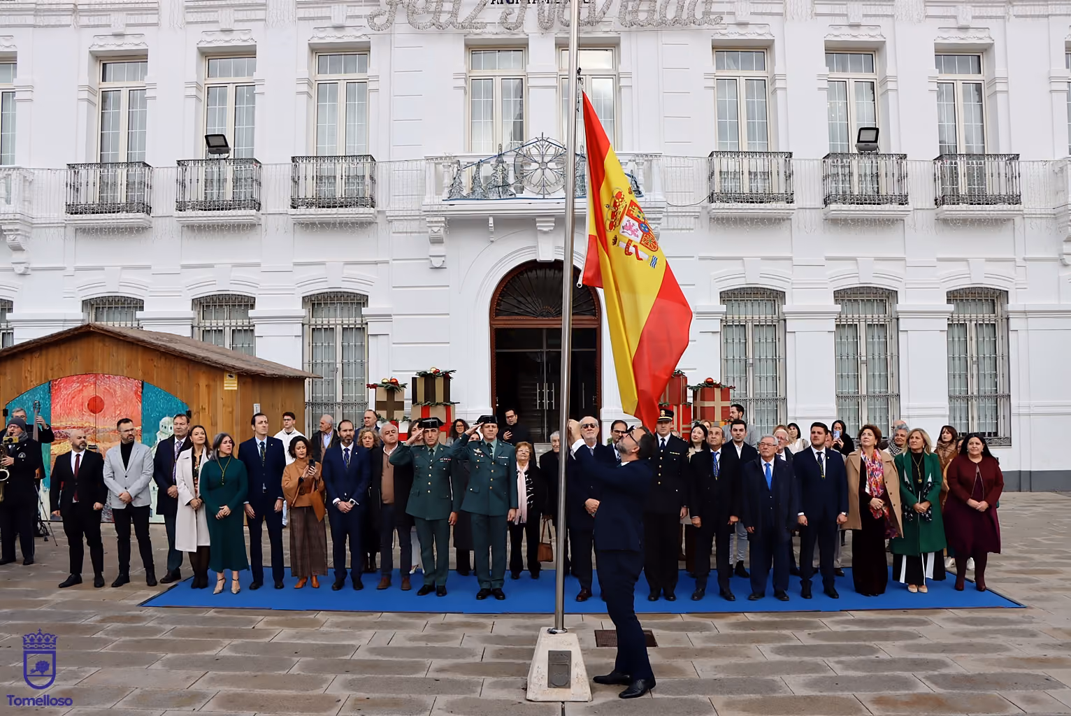 El alcalde izando la bandera de España a la finalización del acto.