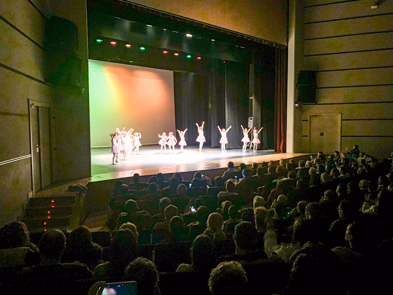 Alumnas de la Escuela de Baile Lidia Gorrachategui en el Festival Navideño contra el Cáncer
