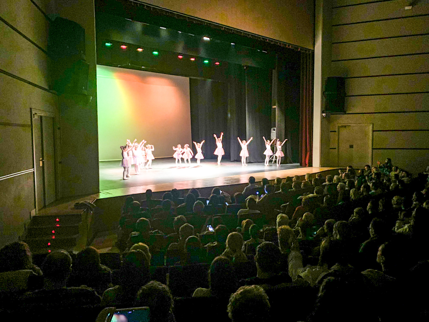 Alumnas de la Escuela de Baile Lidia Gorrachategui en el Festival Navideño contra el Cáncer