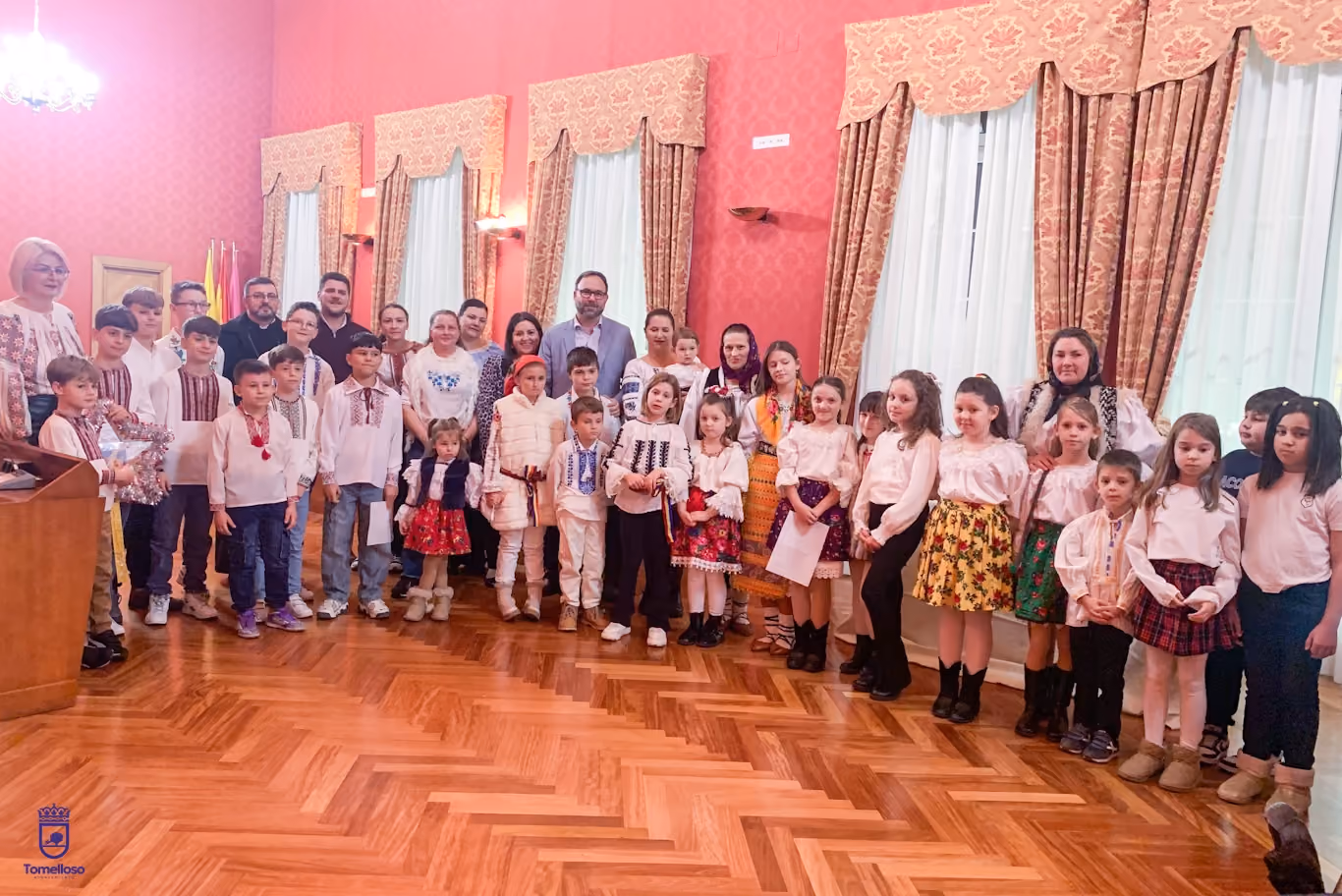 El alcalde y concejales con los niños rumanos participantes en la recepción en el Ayuntamiento