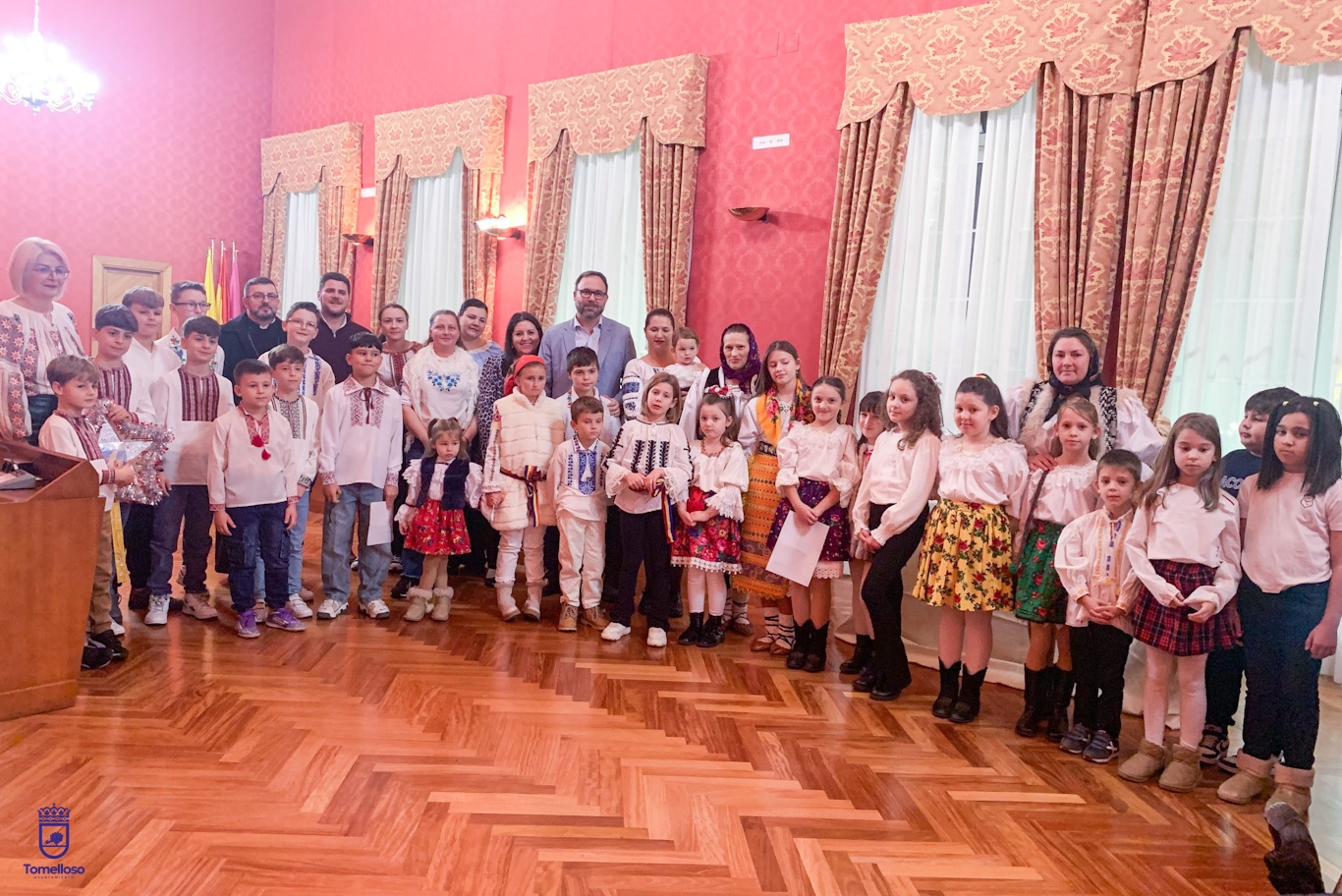 El alcalde y concejales con los niños rumanos participantes en la recepción en el Ayuntamiento