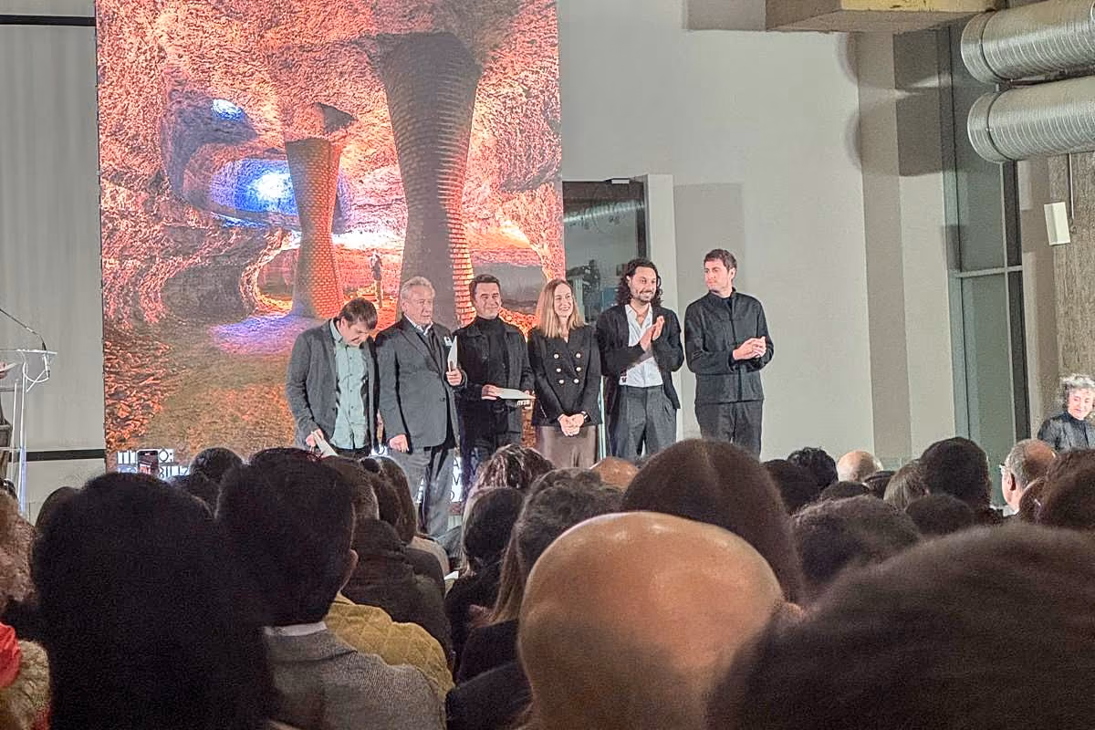 Entrega de premio cuevas en la Bienal de Arquitectura