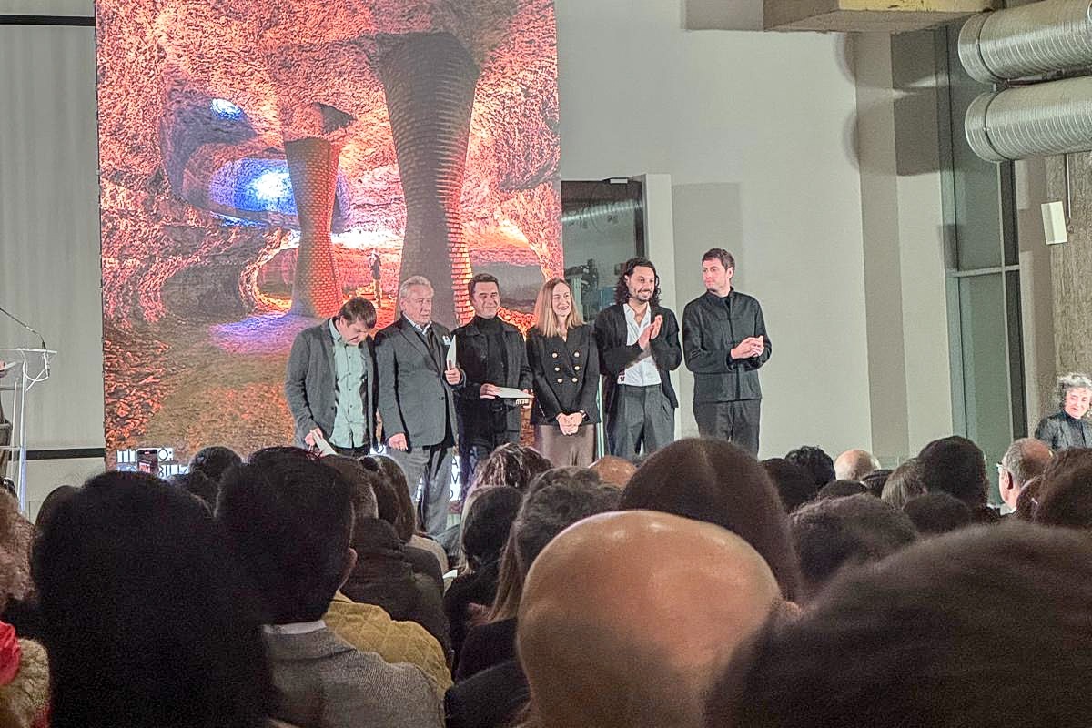 Entrega de premio cuevas en la Bienal de Arquitectura
