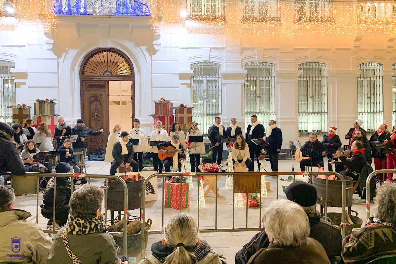 La Plaza de España se llenó de sabor navideño con aires flamencos con la III Zambomba de Villancicos 1 693fc910c1d85fd894822168 ZAMBOMBA2