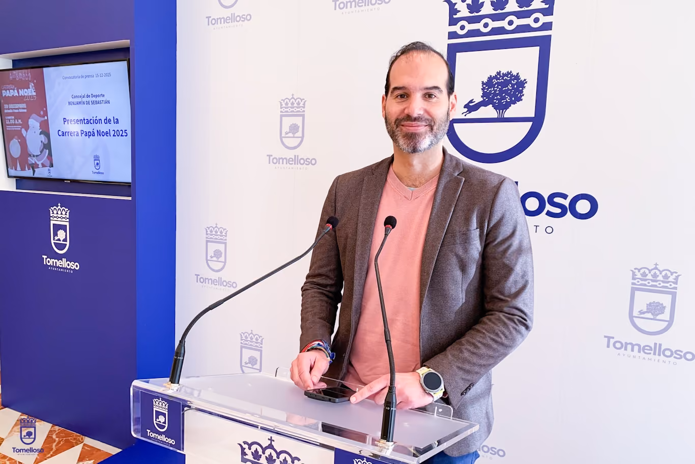 Benjamín de Sebastián, concejal de Deporte, durante la presentación de la Carrera Papá Noel 2025