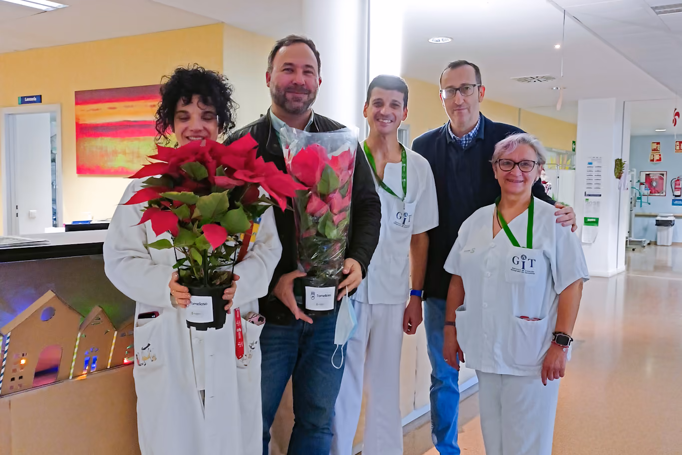 El alcalde entrega de flores de Pascua en el Hospital