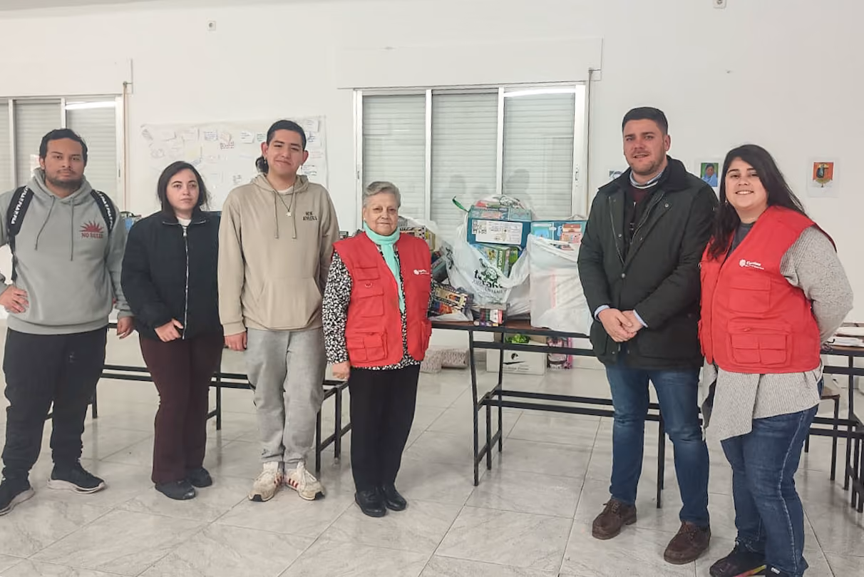 Visita a las instalaciones donde Cáritas y Cruz Roja trabaja en la organización de las campañas