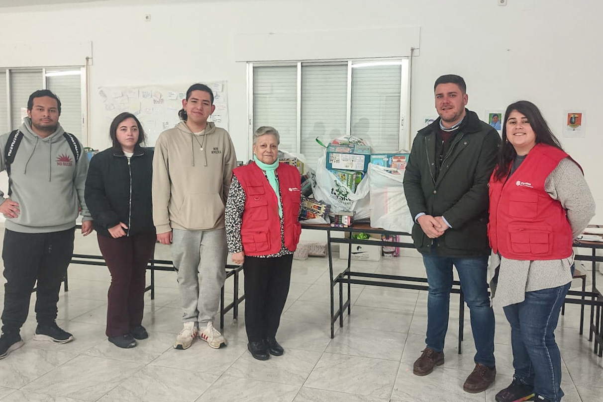 Visita a las instalaciones donde Cáritas y Cruz Roja trabaja en la organización de las campañas