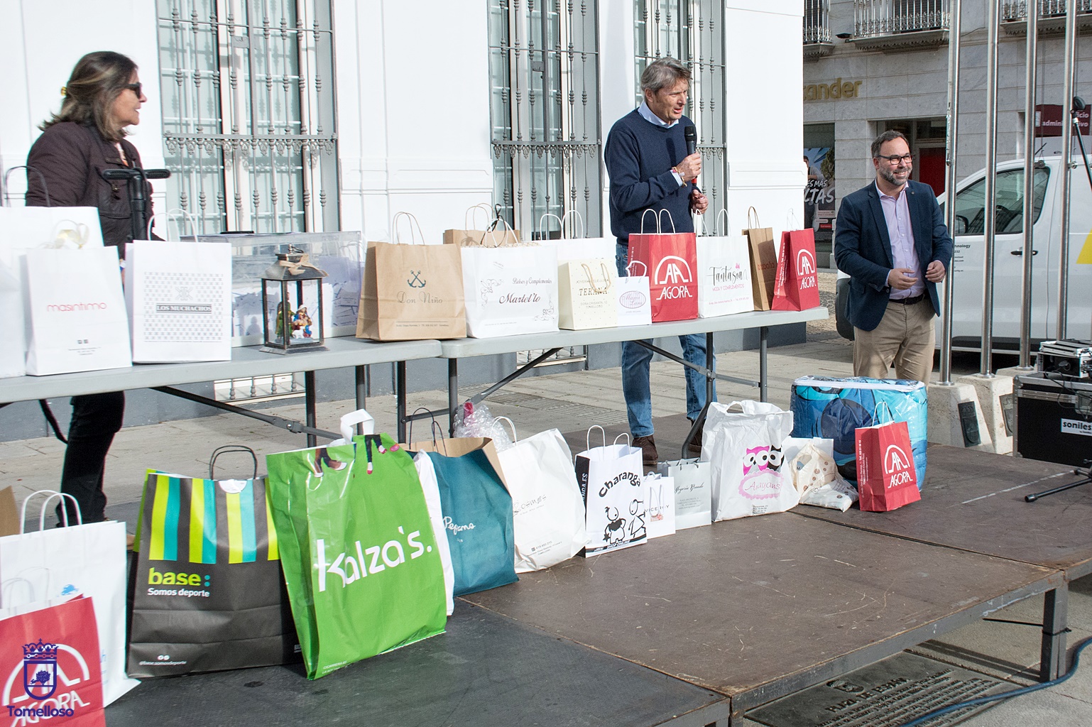Javier Navarro y Enrique Sánchez durante un momento del sorteo realizado en la plaza de España.