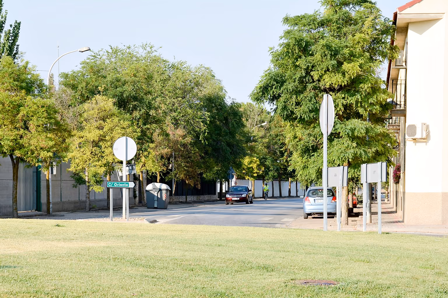 Intersección de la calle Oriente con la N-310 donde se ha incluido un paso elevado en esta operación asfalto