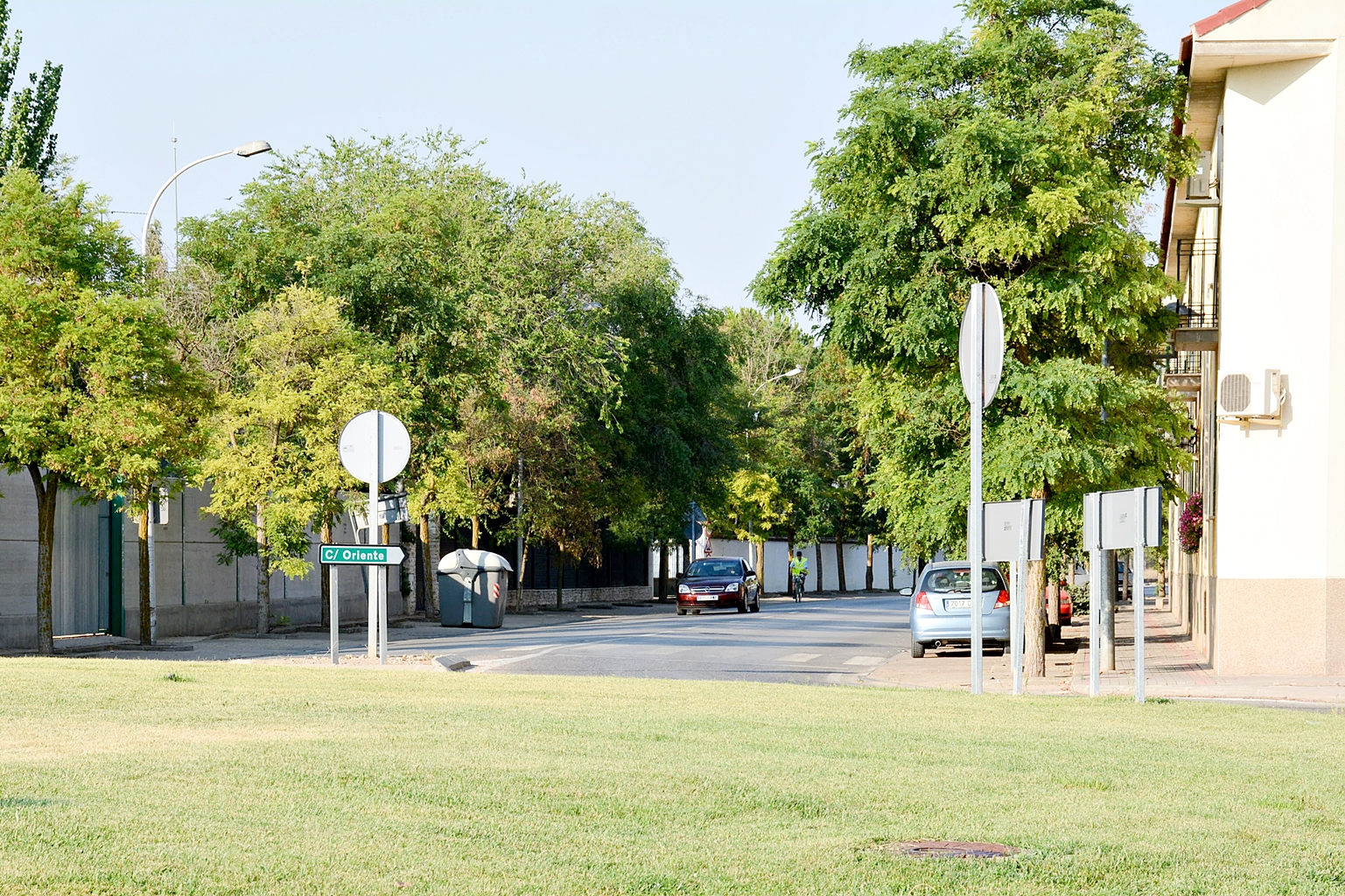 Intersección de la calle Oriente con la N-310 donde se ha incluido un paso elevado en esta operación asfalto