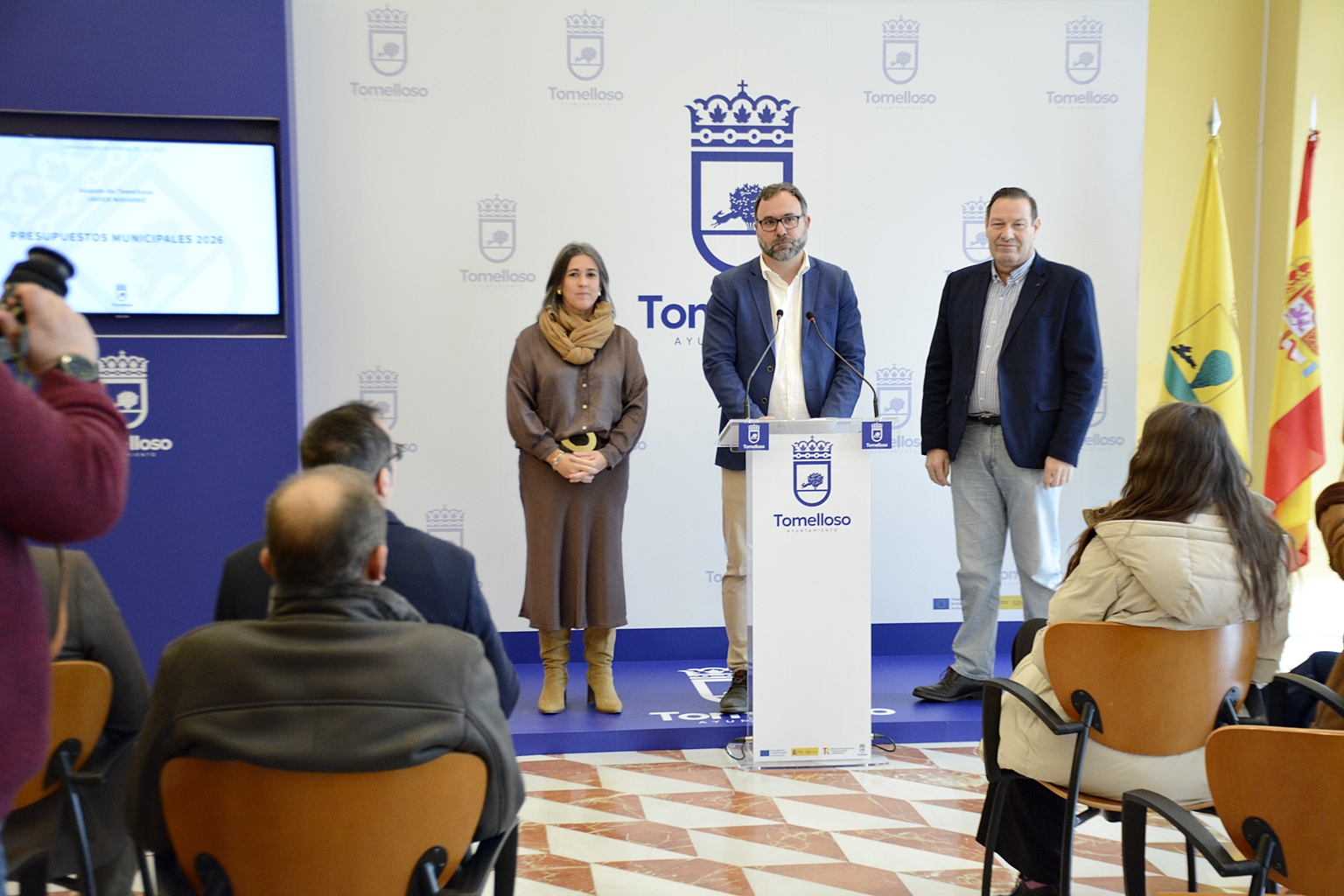 Javier Navarro con los concejales del equipo de gobierno Elena Villahermosa (Vox) y Jesús Lara (PP)