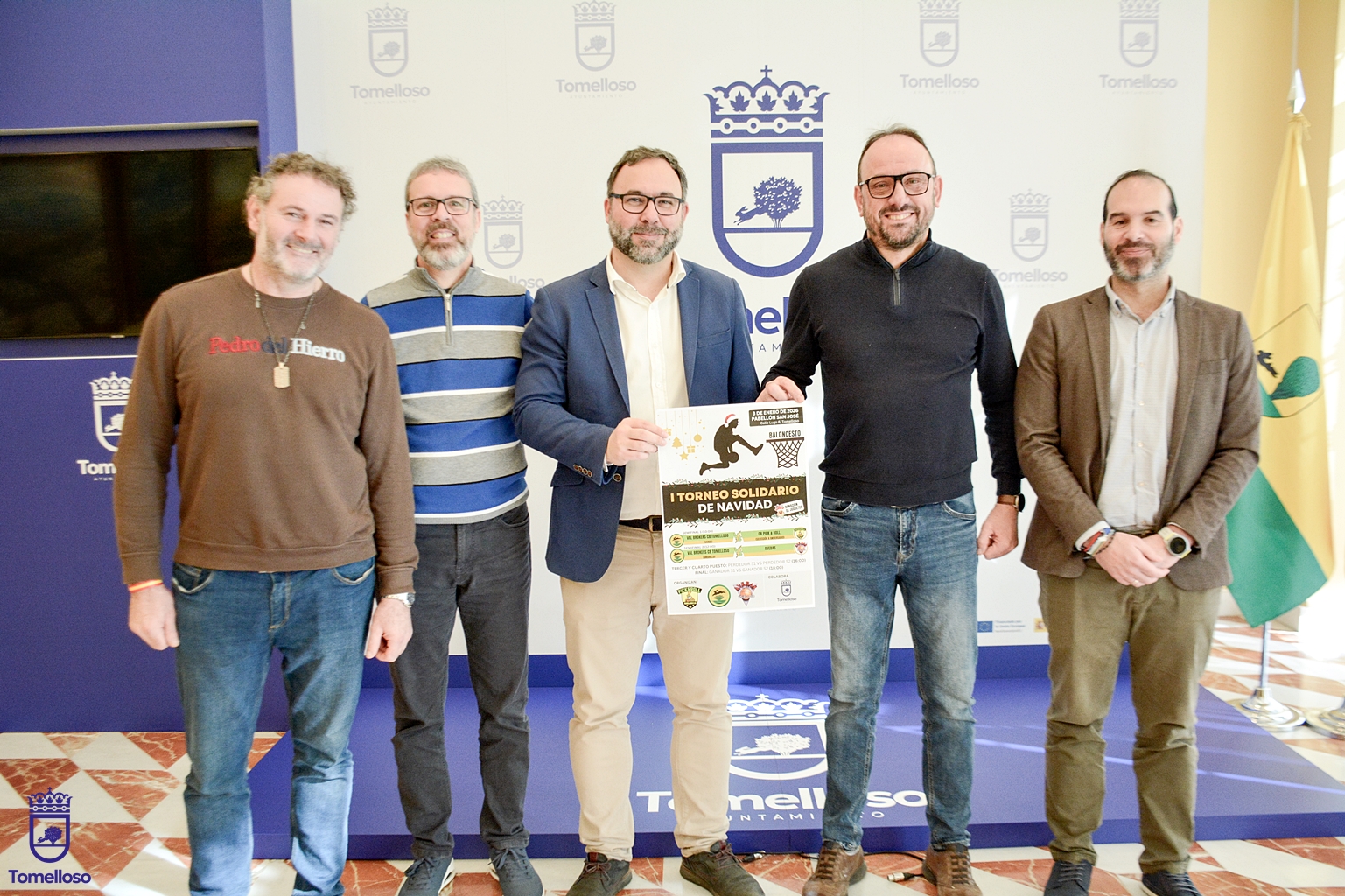 Javier Navarro y Benjamín de Sebastián, con los representantes de los clubes locales de baloncesto