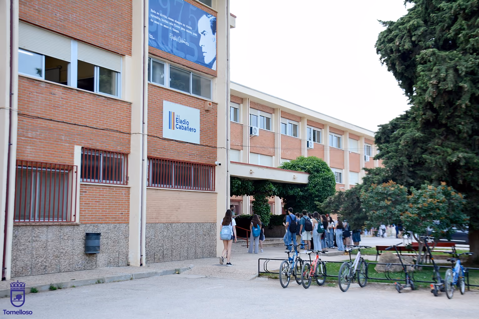 Vista extereior del IES Eladio Cabañero