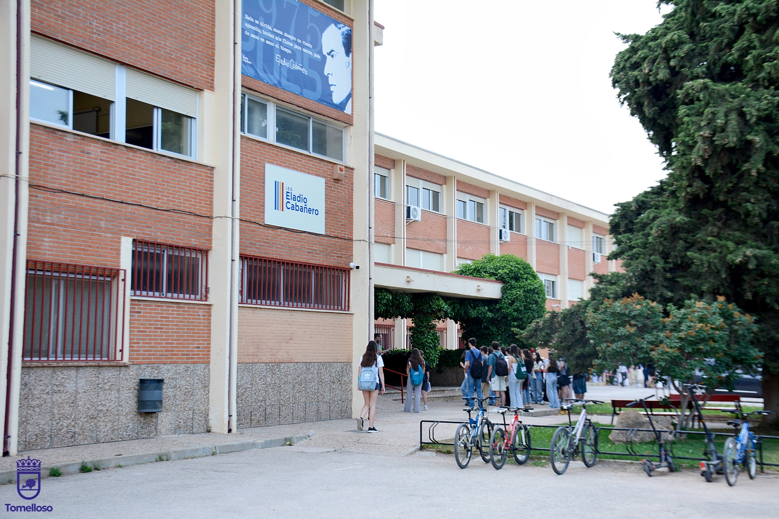 Vista extereior del IES Eladio Cabañero