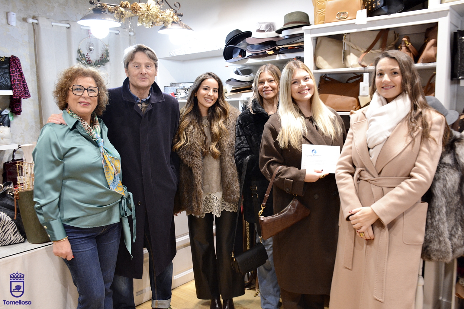 El premio ha sido entregado a la ganadora en Martel´lo por parte de Rocío Valentín y Entrique Sánchez