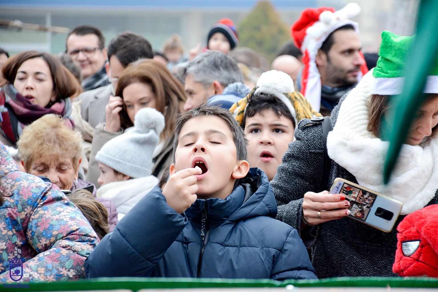 A las 12 del mediodía, los niños asistentes se han comido doca gominolas para despedir el año