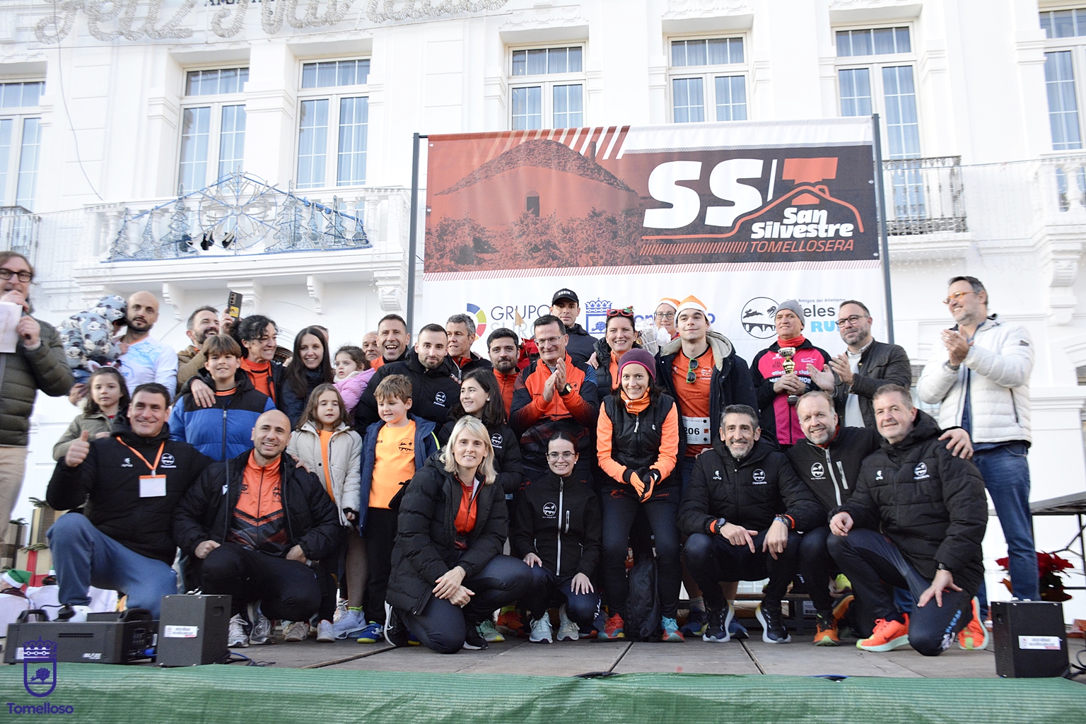 Autoridadres y representantes del club Pieles Run a la finalización de la prueba y la entrega de premios