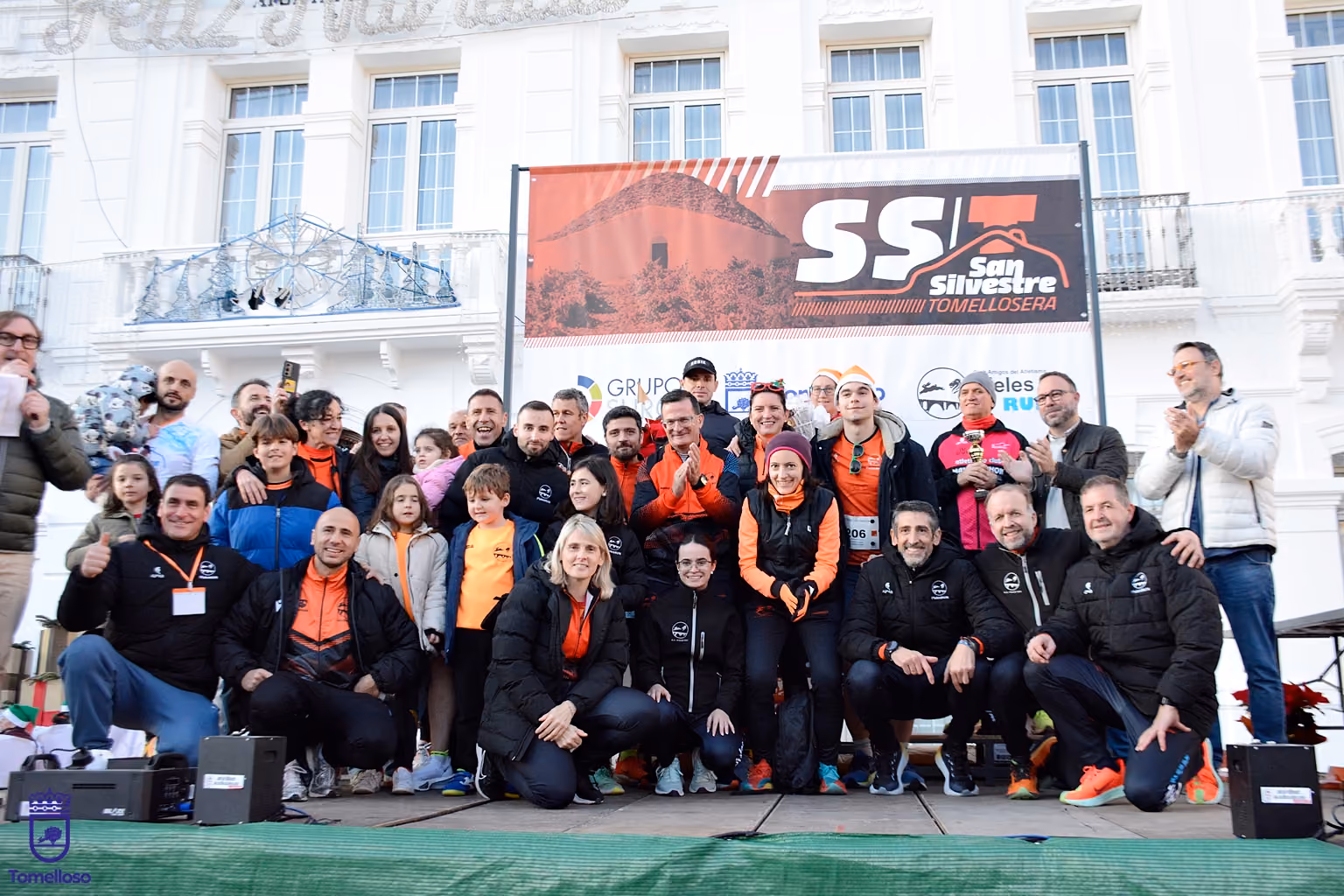 Autoridadres y representantes del club Pieles Run a la finalización de la prueba y la entrega de premios