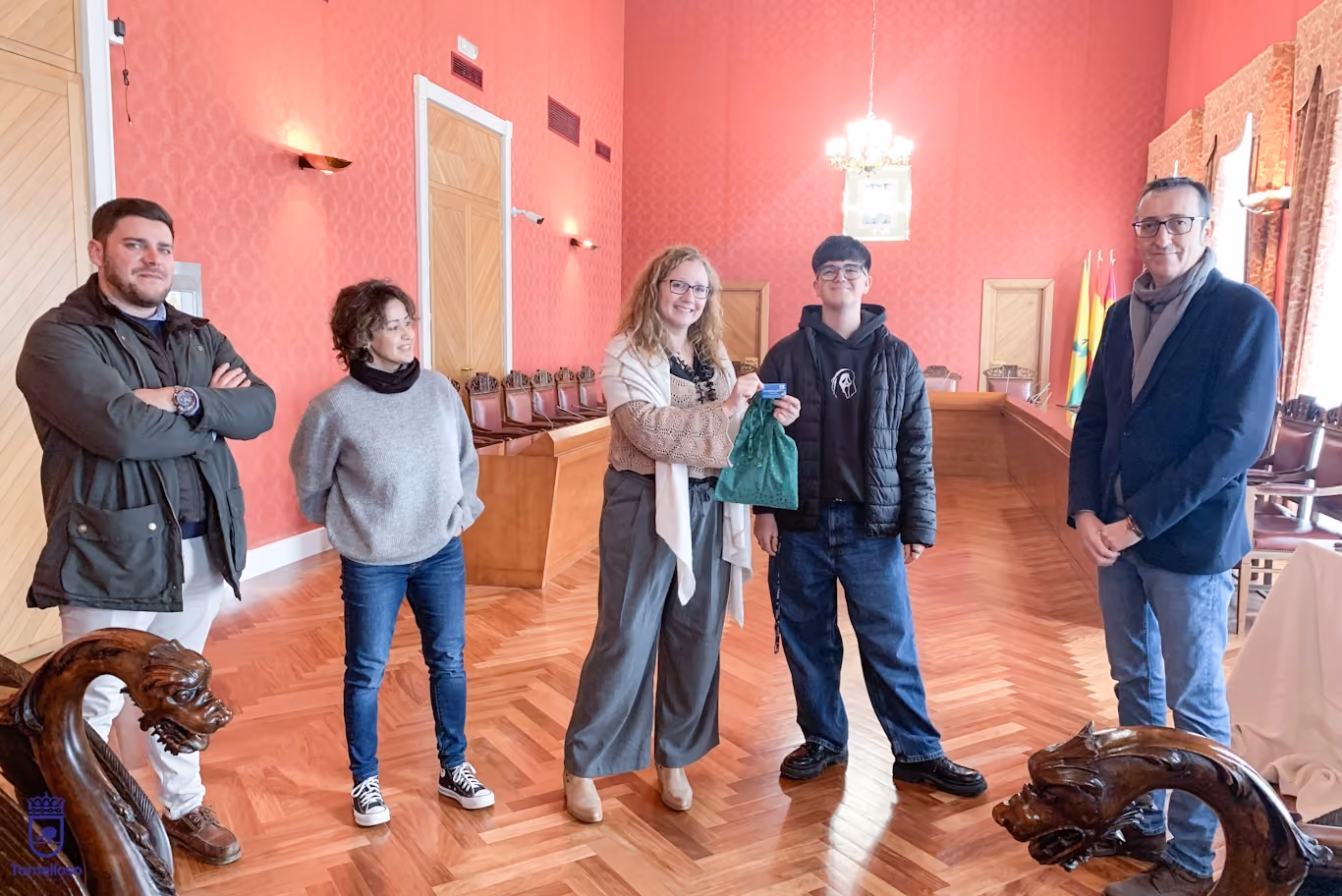 Sorteo Cesta Solidaria IES Airén en el salón de plenos del Ayuntamiento