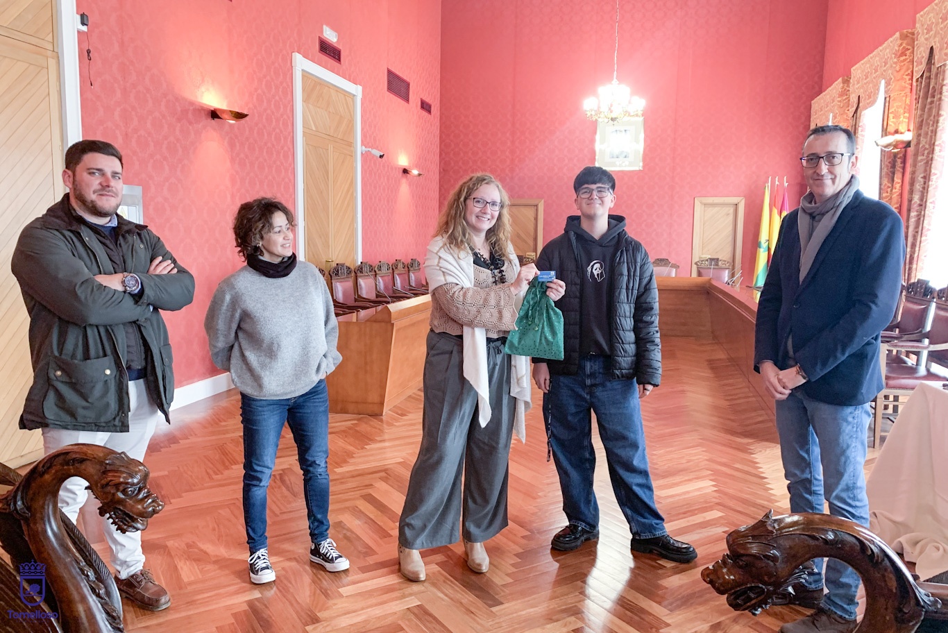 Sorteo Cesta Solidaria IES Airén en el salón de plenos del Ayuntamiento