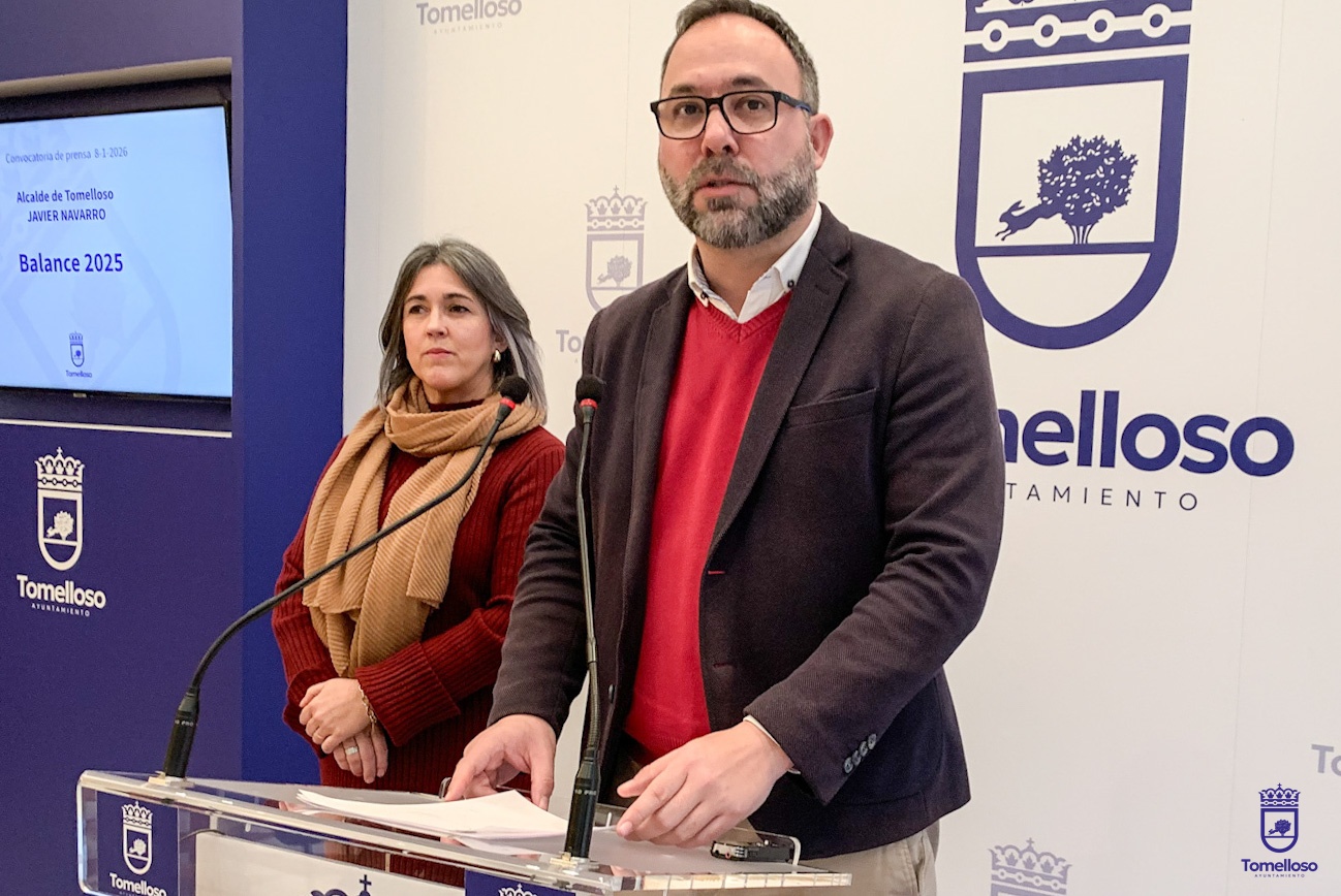 El alcalde de Tomelloso, Javier Navarro hace balance de 2025, acompañado por concejal de Vox Elena Villahermosa