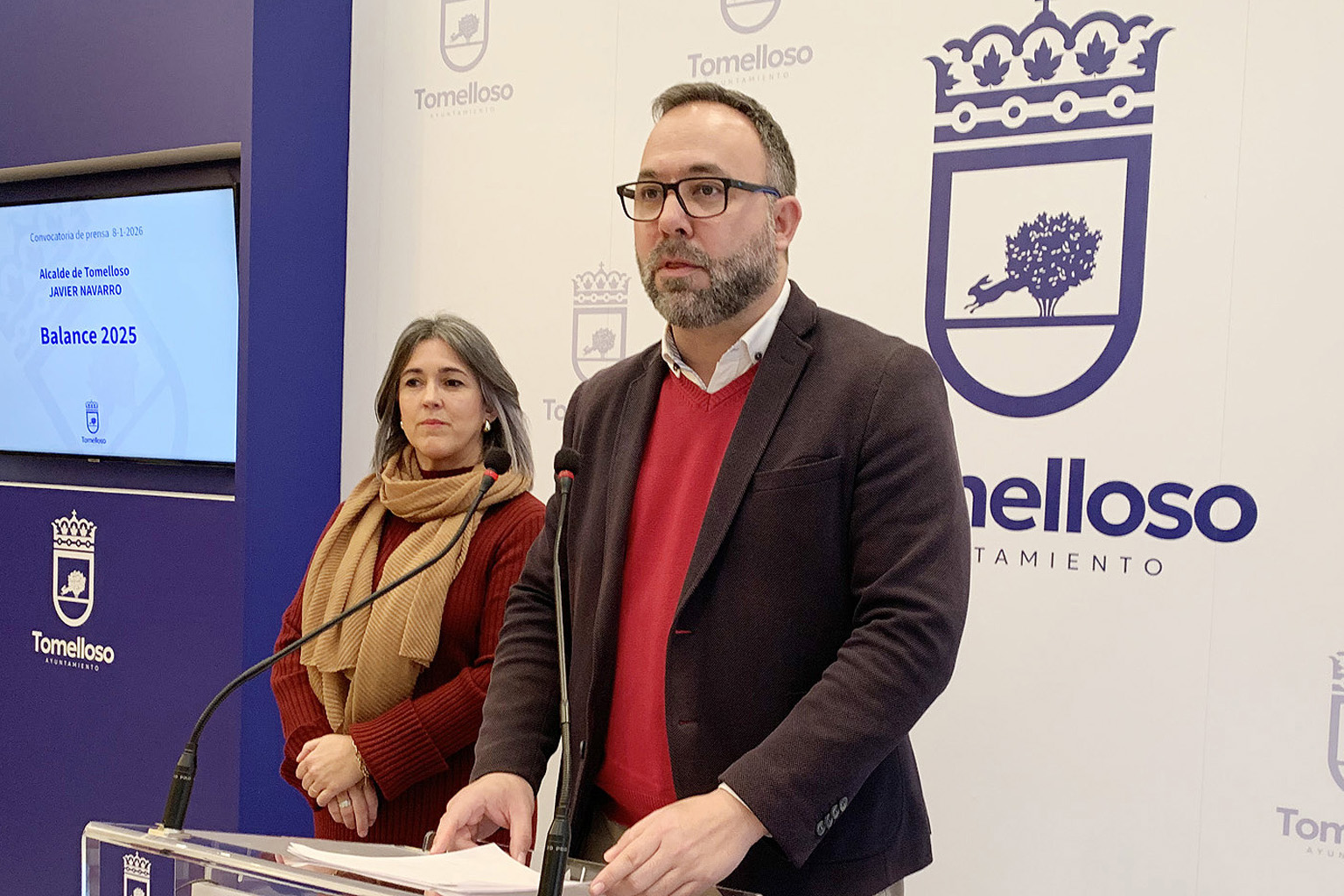 El alcalde de Tomelloso, Javier Navarro hace balance de 2025, acompañado por concejal de Vox Elena Villahermosa