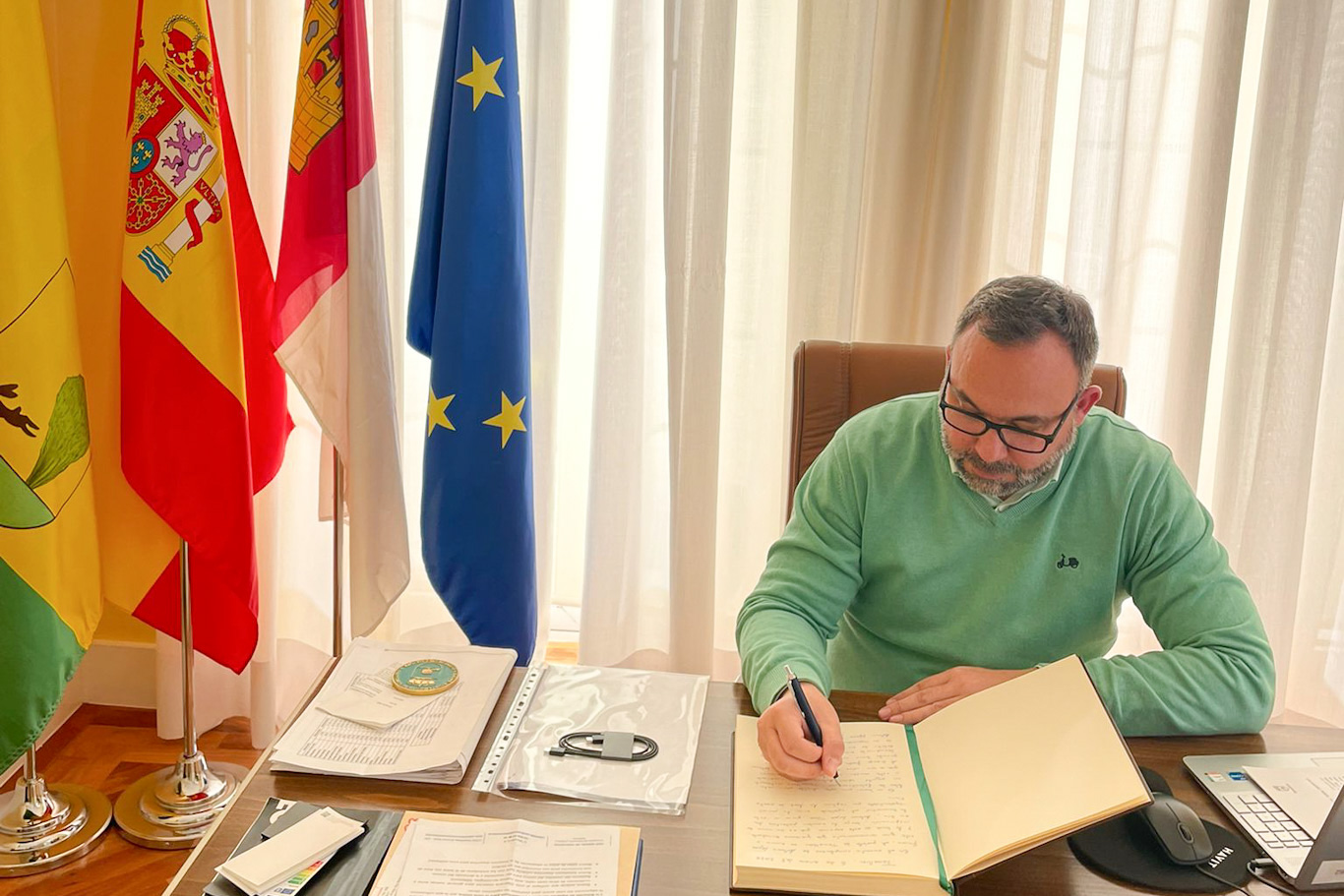 Alcalde firma en el libro de dedicatorias a Antonio López García
