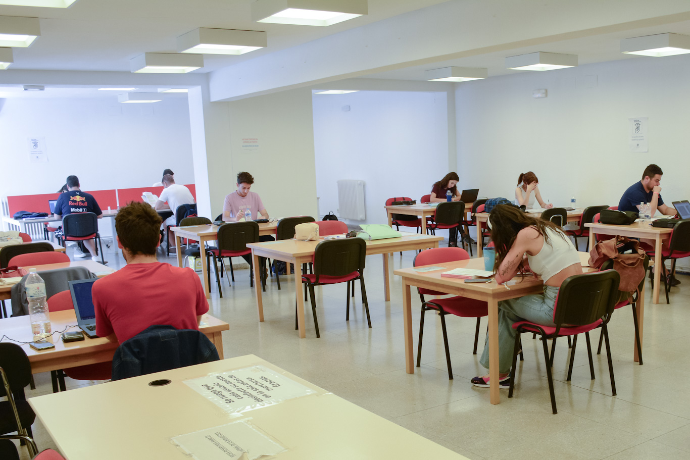 Estudiantes en sala de estudio de la Biblioteca Municipal