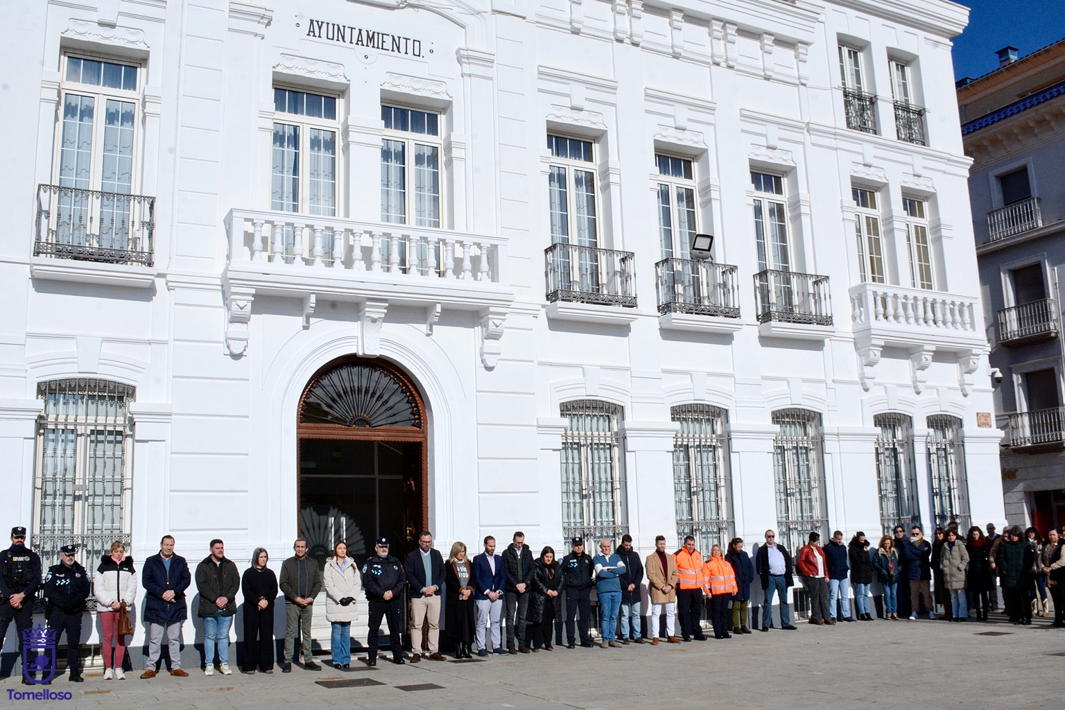 Minuto de silencio a las puertas del Ayuntamiento por el accidente ferroviario de Adamur (Córdoba)